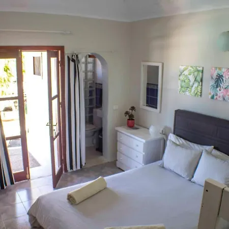 Oasis Surf House Finca * Soo